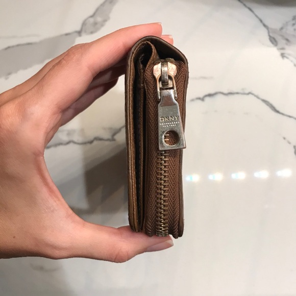 DKNY Wallet - Picture 9 of 12